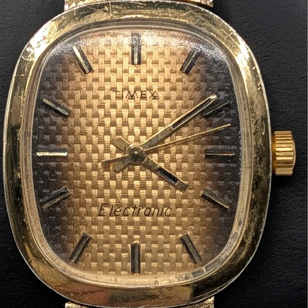 Timex Electronic Vintage Cushion Case Watch Tiger Eye Style Gold Tone Mesh 29mm